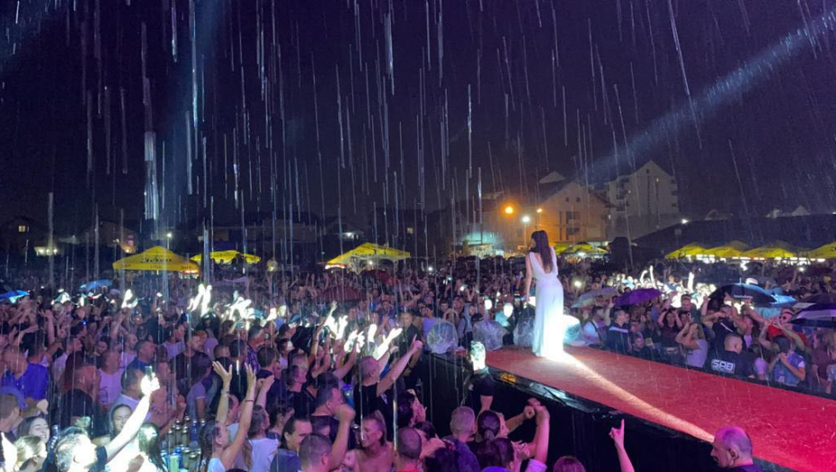 VEČE KAKVO LJUBOVIJA NE PAMTI Kiša pljušti, a Ceca peva pred više od 20.000 ljudi, Ražnatovićku dočekali kao najveću zvezdu (FOTO/VIDEO)