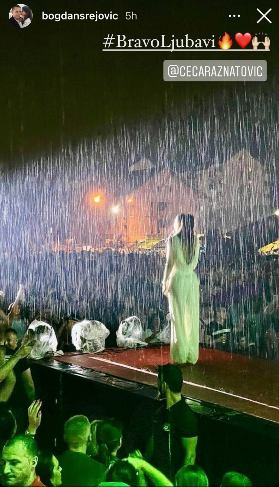 CECA PLAKALA, A BOGDAN JOJ POSLAO PORUKU KOJA JE SVE RAZNEŽILA Pevačica nastupala po kiši, dragi je bodrio!