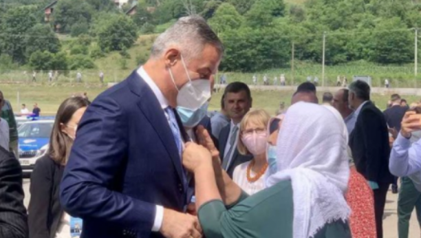 MILO NEMA NI KAP SRAMA Đukanović nosio tabute žrtava u Srebrenici, a sanduke mrtvih vojnika iz Lore koje je poslao u rat nije dočekivao