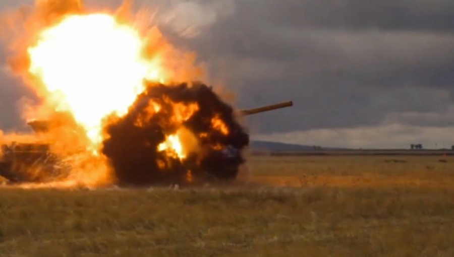 Ruski tenk pregazio minsko polje, uništio kamufliranog ukrajinskog oklopnjaka (FOTO/VIDEO)