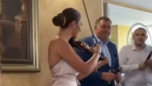 ZAPEVAO MILE Dodik sa mikrofonom u ruci u pratnji violinistkinje! (VIDEO)