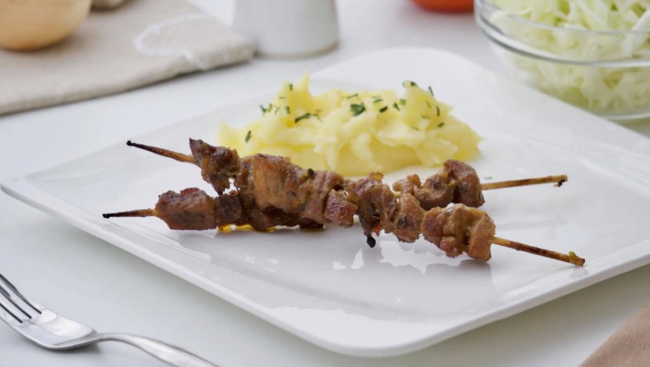Ovo morate da probate: Sočni ražnjići od svinjetine sa krompir pireom