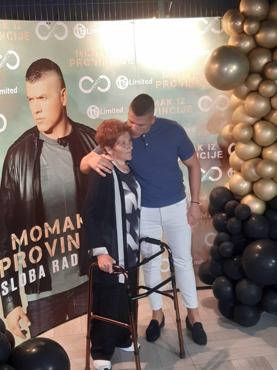 ONA JE NJEGOVA NAJVEĆA PODRŠKA Sloba Radanović promoviše novi album, ali prizor pevača i njegove majke koja se kreće sa šetalicom, mnogima je naterao suze (FOTO)