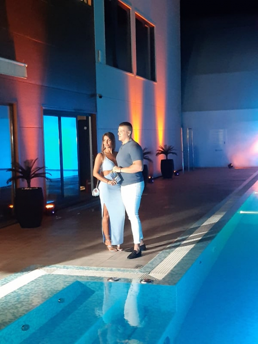 ŽIVIMO ZAJEDNO I NE MOŽEMO JEDNO BEZ DRUGOG: Sloba Radanović verio je lepu Jelenu, a evo kada planiraju gala svadbu!