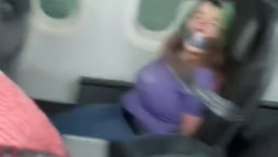 DRAMA U AVIONU! Žena je počela čudno da se ponaša, a onda su dotrčale stjuardese sa izolir trakom!