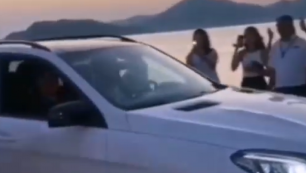 SPEKTAKULARAN DOČEK ZA NOVAKA U CRNOJ GORI! Đoković nije mogao da prođe, odjekivale ovacije! (VIDEO)