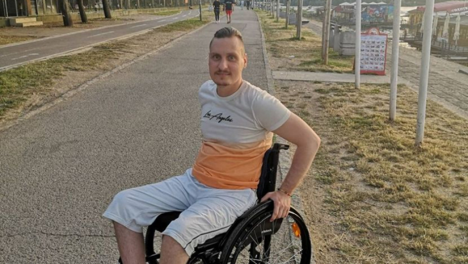 "NE MOGU SAM, POTREBNI STE MI" Vuk je od 29. godine nepokretan, zbog majke obolele od kancera ne sme da klone!