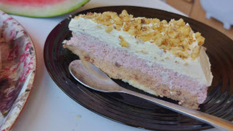 I HLADI I HRANI: Vrhunski osvežavajuća sladoled torta sa čokoladom i orahom (VIDEO)