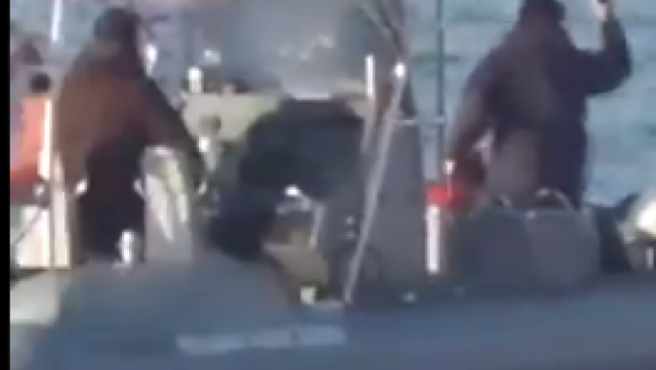 "VODE...NEMA VODE? MOLIM VAS, UMREĆEMO" Migrante tuku, pucaju u vazduh dok su oni na ivici SMRTI, objavljene potresne scene (VIDEO)