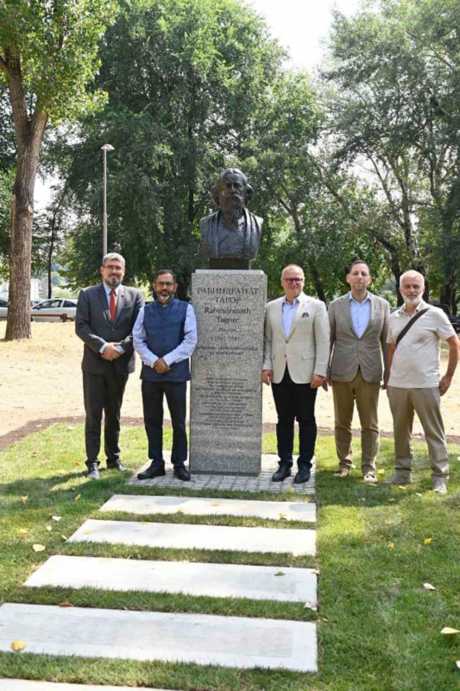 INDIJSKI KNJIŽEVNIK I NOBELOVAC U Beogradu otkriven spomenik Rabindranatu Tagoru (FOTO)
