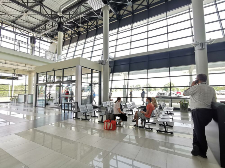 SKRIVENI IZA KAPA I HIRURŠKIH MASKI PELJEŠILI DRAGOCENOSTI OD PUTNIKA Španska policija uhapsila trojicu Srba osumnjičenih za krađu na aerodromu u Valensiji