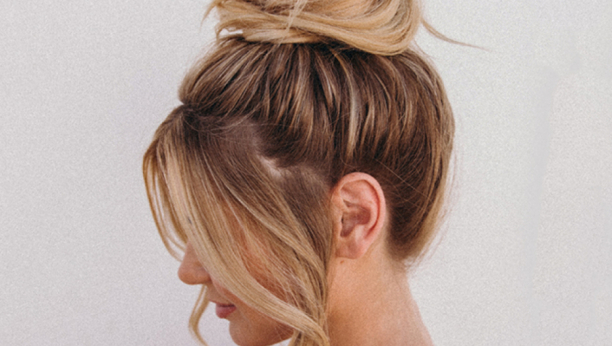 SAVRŠENA FRIZURA ZA SVAKU KOMBINACIJU Zalizana punđa sa razdeljkom će vas oduševiti