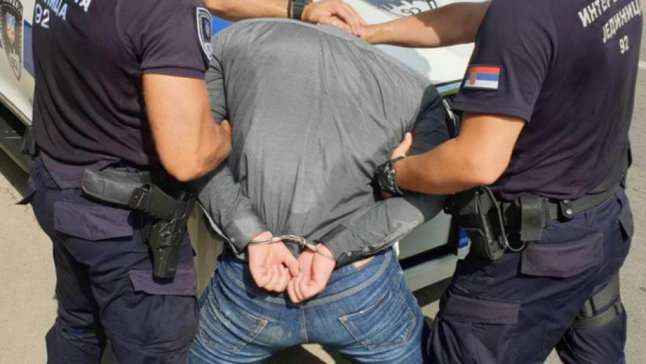 HAPŠENJE U BEOGRADU! Uleteo sa pištoljem u poštu na Voždovcu, policija pronašla krunske dokaze! (FOTO)