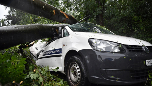 OLUJNA BOMBA PARALISALA CENTAR EVROPE! Haos u Švajcarskoj i Nemačkoj, uništeni avioni, voda preplavila jug!