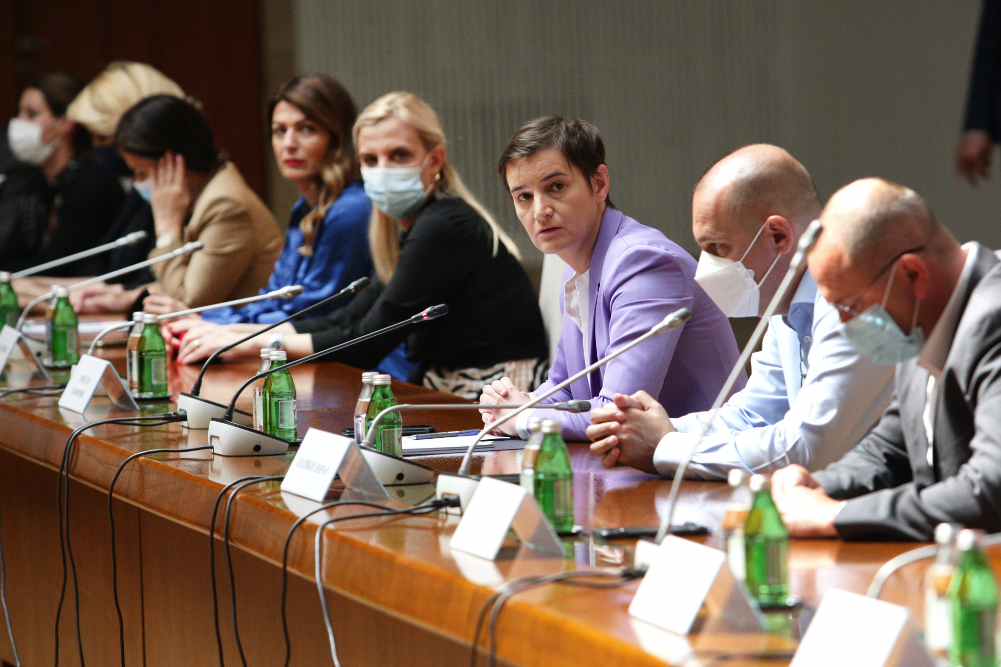 KRIZNI ŠTAB DONOSI NOVE MERE Doktori složni oko pooštravanja: Sve o sednici, merama i trećoj dozi vakcine