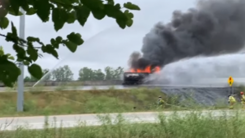 STRAVIČNA NESREĆA Snimak od kog prolazi jeza: Vozač izgubio kontrolu, cisterna puna goriva eksplodirala nasred puta