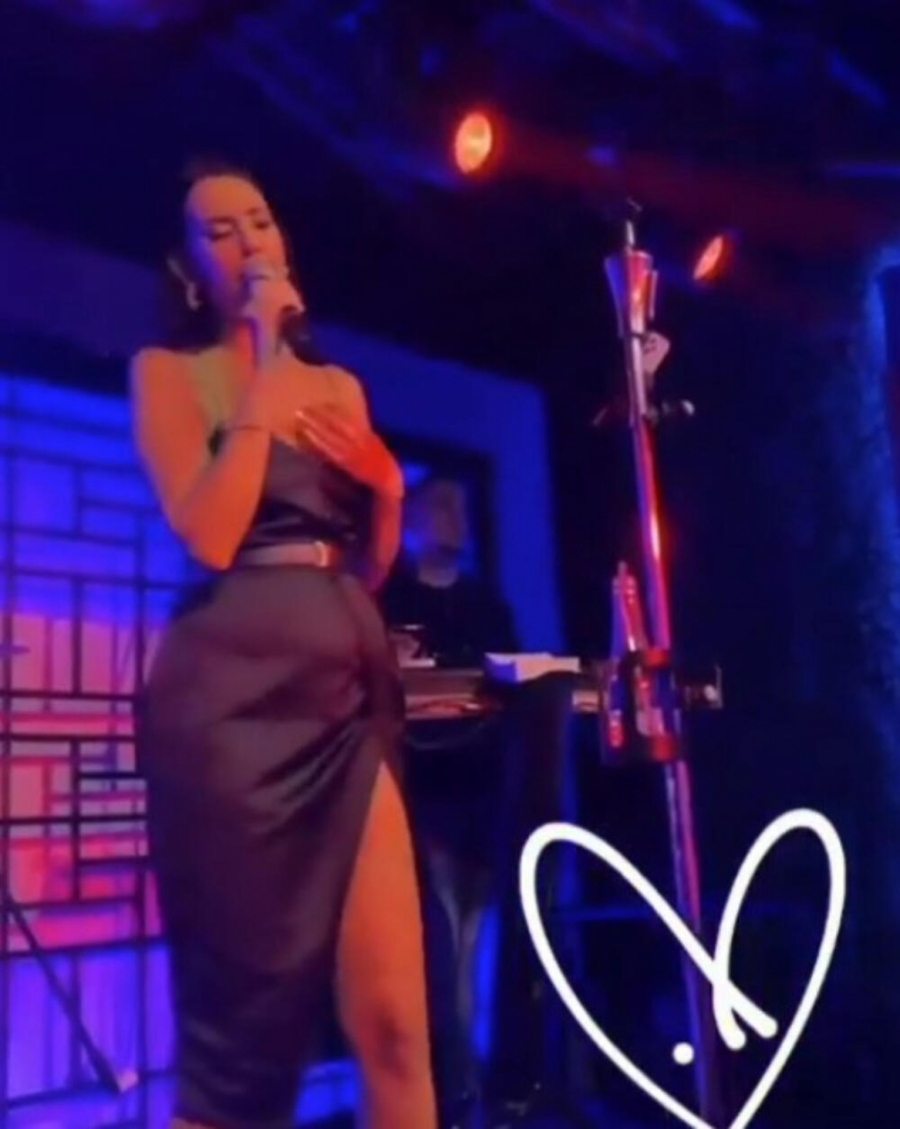 SLUČAJNO ILI NAMERNO?! Kaća Grujić pokazala stomak u 5. mesecu trudnoće, đuska i peva nikad veselija (FOTO)