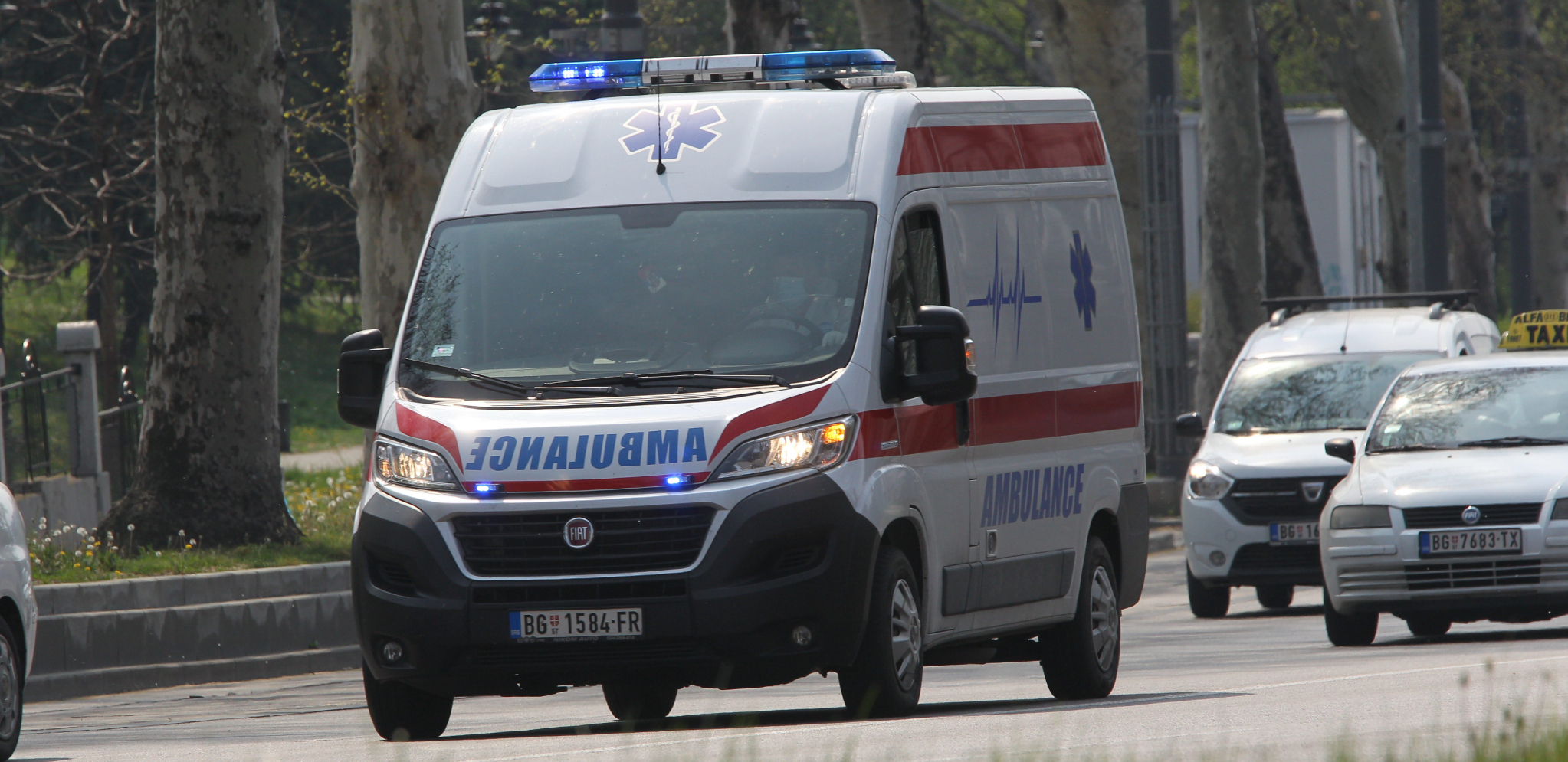NESREĆA U CENTRU BEOGRADA! Automobil pokosio pešaka na Bulevaru, muškarac prevezen u Urgentni