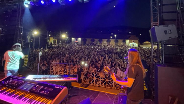 NEVIĐENI SPEKTAKL U BORU! Aca Lukas pomerio granice posećenosti, hitovima atmosferu doveo do usijanja (VIDEO)