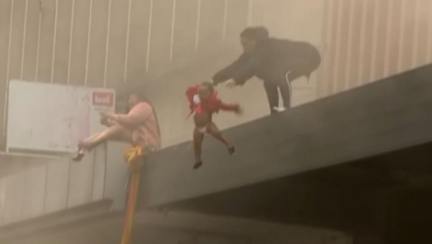 MAJKA BACILA BEBU SA ZGRADE! Kamere uhvatile jezovu scenu! (VIDEO)