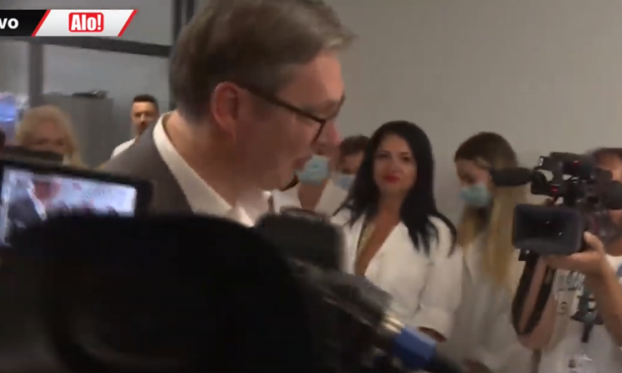 POKLON ZA VUČIĆA Direktor novog Doma zdravlja poklonio je predsedniku nove naočare za vid! Ove su posebne