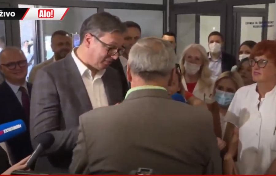 POKLON ZA VUČIĆA Direktor novog Doma zdravlja poklonio je predsedniku nove naočare za vid! Ove su posebne