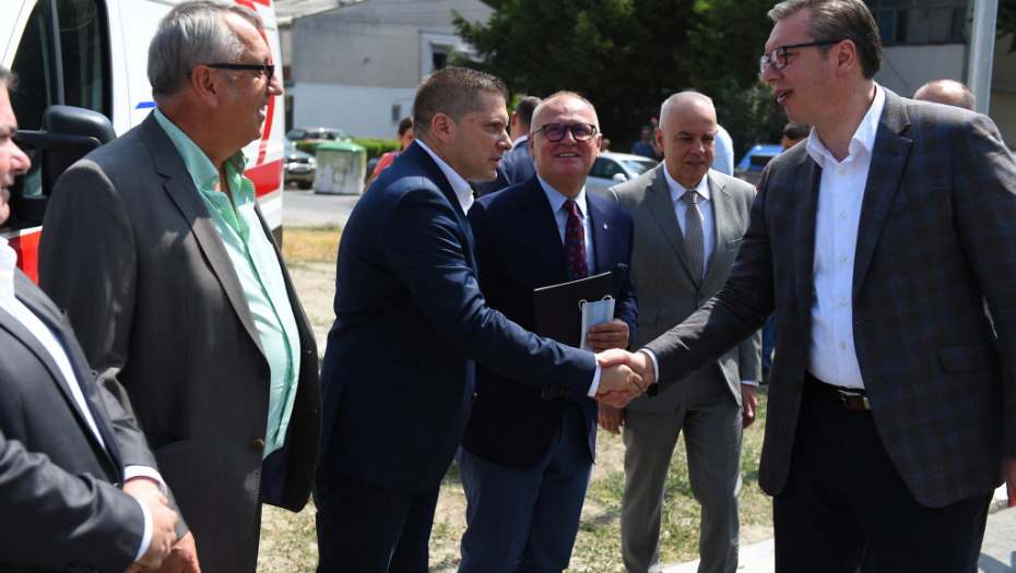 PREDSEDNIK I PO PAKLENIM VRUĆINAMA U ODELU: Obilazi gradilišta, otvara fabrike i puteve, dok se ministri brčkaju u moru