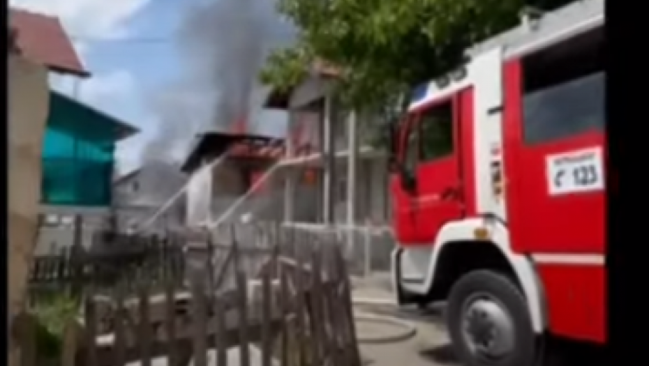 POŽAR U SARAJEVSKOM NASELJU HRASNO Vatrogasci pokušavaju da spreče širenje vatre sa kuće na okolne objekte! (VIDEO)