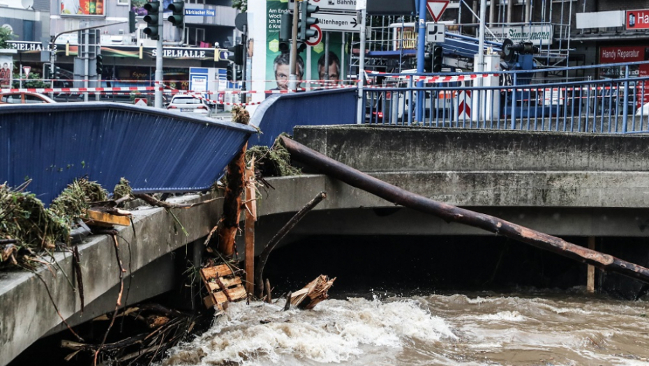 SUMRAK MOZGOVA Sve za kadar: Političar koji se smeje i novinarka koja "pomaže" nakon POPLAVA (ŠOK SNIMAK)