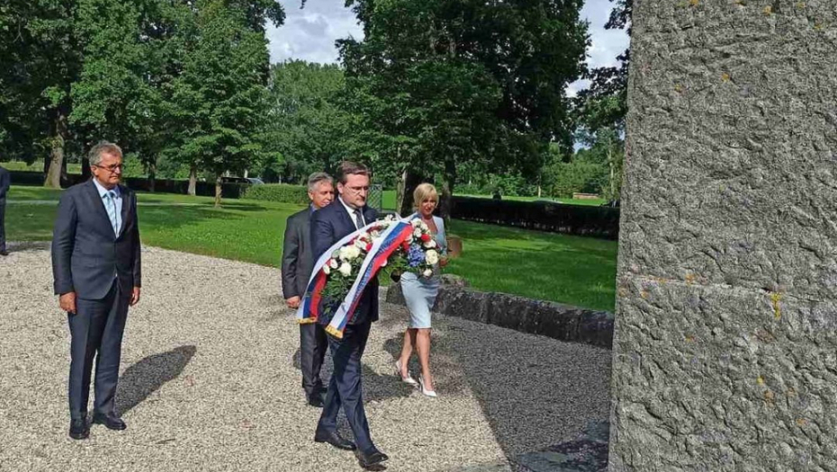 Selaković položio vence u Memorijalnom kompleksu Mauthauzen: Bez sećanja na žrtve ni naši životi nemaju smisao