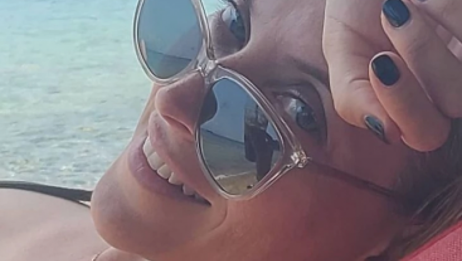 ANĐELKA POKAZALA DUGE NOGE I MINI BIKINI Glumica se skinula i skroz opustila na plaži, izgleda kao nikad do sad (FOTO)