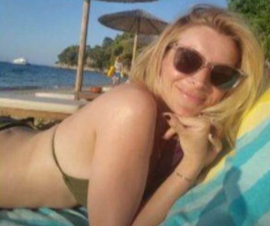 ANĐELKA POKAZALA DUGE NOGE I MINI BIKINI Glumica se skinula i skroz opustila na plaži, izgleda kao nikad do sad (FOTO)
