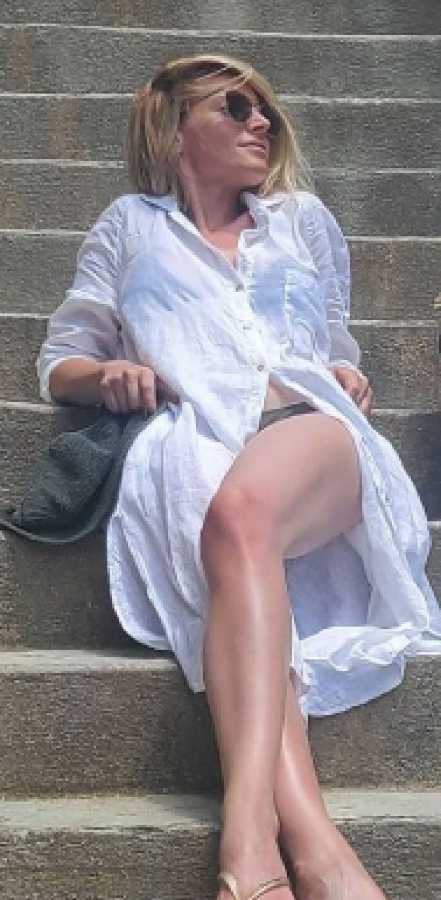 ANĐELKA POKAZALA DUGE NOGE I MINI BIKINI Glumica se skinula i skroz opustila na plaži, izgleda kao nikad do sad (FOTO)