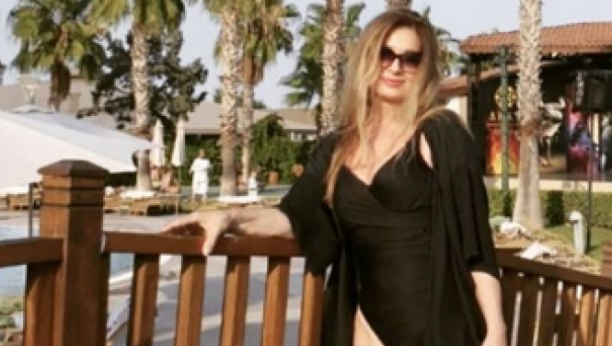 DANICA MAKSIMOVIĆ OTVARA VRATA SVOG RASKOŠNOG DOMA: Bašta koju glumica sama održava, pravi je raj za oči