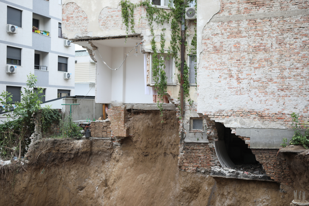OGLASIO SE I BAGERISTA Miloš jedva spasao živu glavu zbog urušavanja zgrade: Sve je odjednom krenulo da puca, pobegao sam što pre (FOTO)