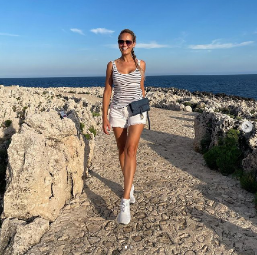 SVI SE PITAJU ŠTA JOJ SE DESILO Marijana Mateus izgrmela na fotografiji iz Sen Tropea, sa jednog detalja na njenom telu nećete skinuti pogled (FOTO)