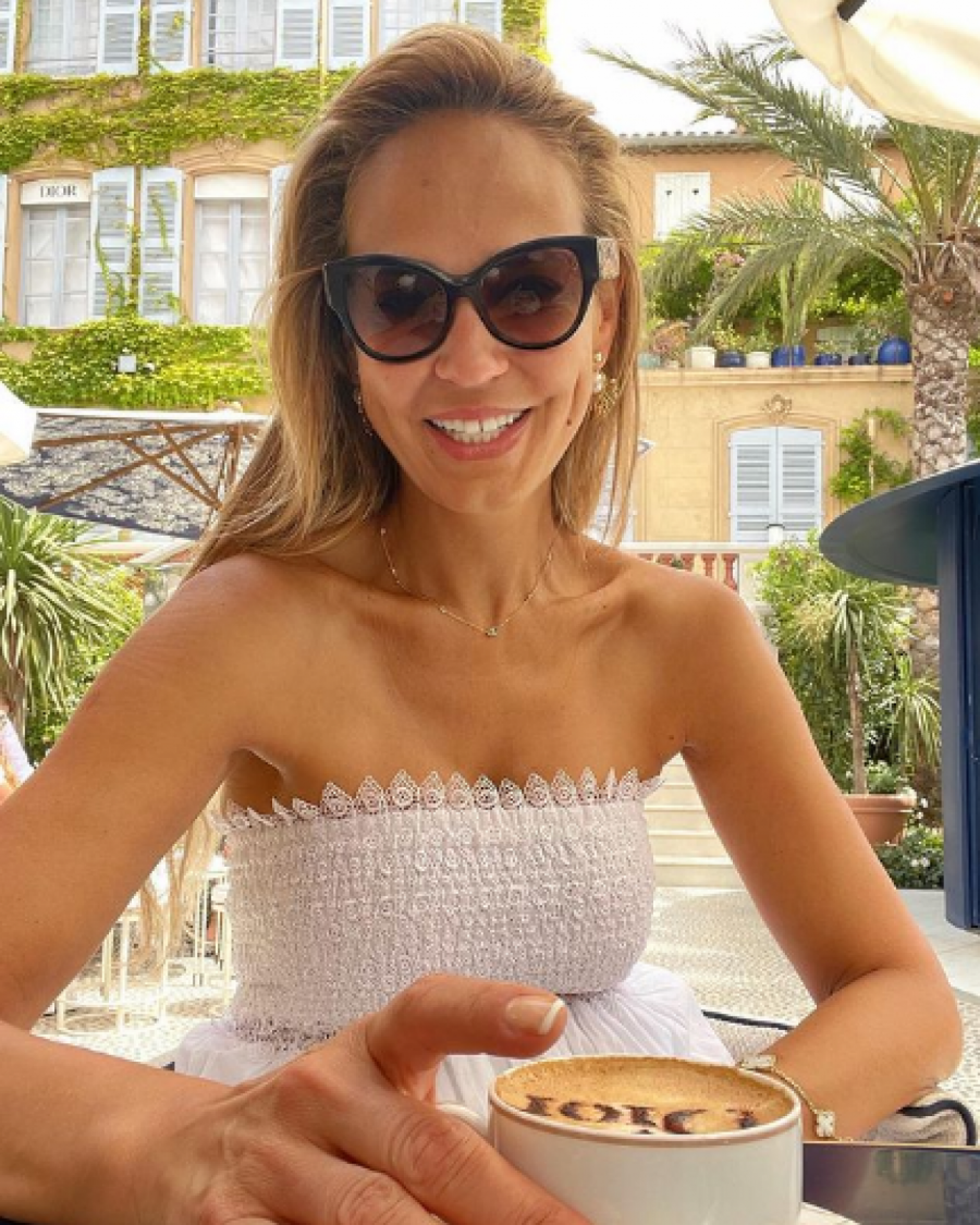 SVI SE PITAJU ŠTA JOJ SE DESILO Marijana Mateus izgrmela na fotografiji iz Sen Tropea, sa jednog detalja na njenom telu nećete skinuti pogled (FOTO)