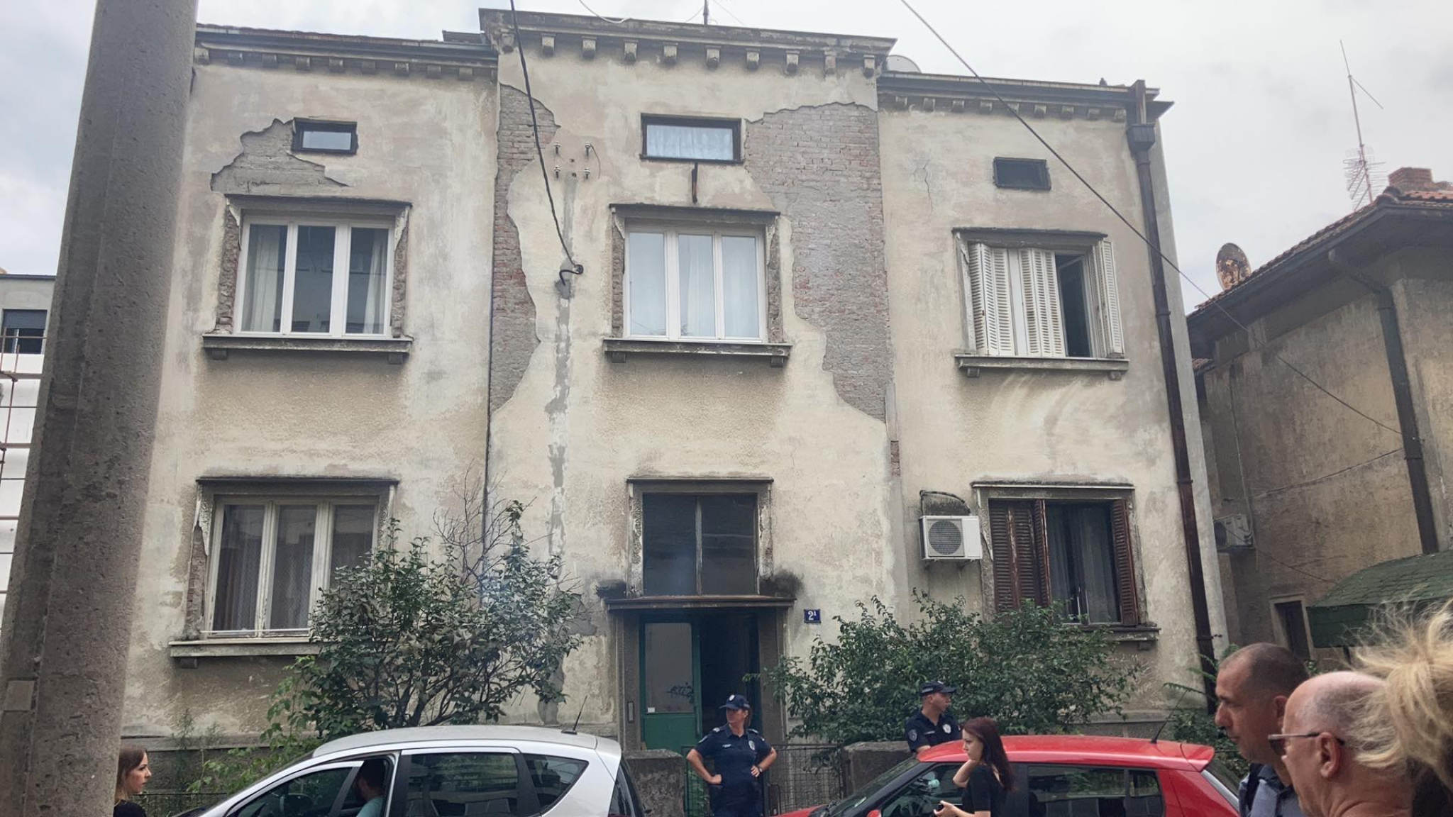 POJAVILE SE NOVE PUKOTINE NA URUŠENOJ ZGRADI Radnici su u strahu, ceo objekat može da se sruši, u toku je hitno zatrpavanje rupe (FOTO)