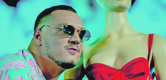 ALO! PAPARACO GASTOZ UHVAĆEN KAKO PIPA LUTKU Bivši rijaliti učesnik šokirao ponašanjem! (FOTO)