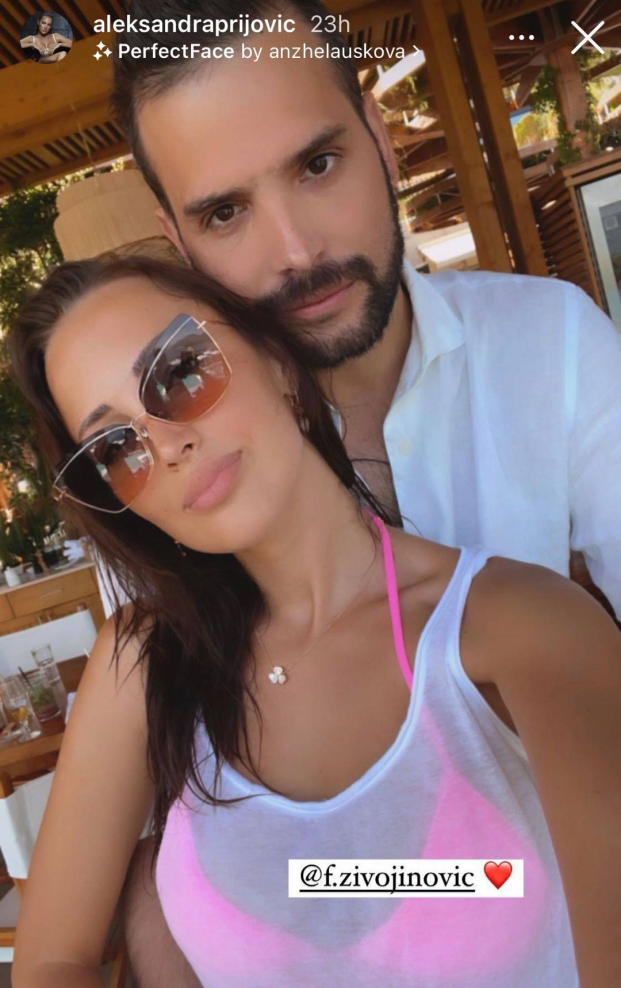 KUPAĆI JOJ SE POMERIO, SVI GLEDAJU U PRIJU Aleksandra na ivici bazena, a niko ne može da skine pogled s njene guze!