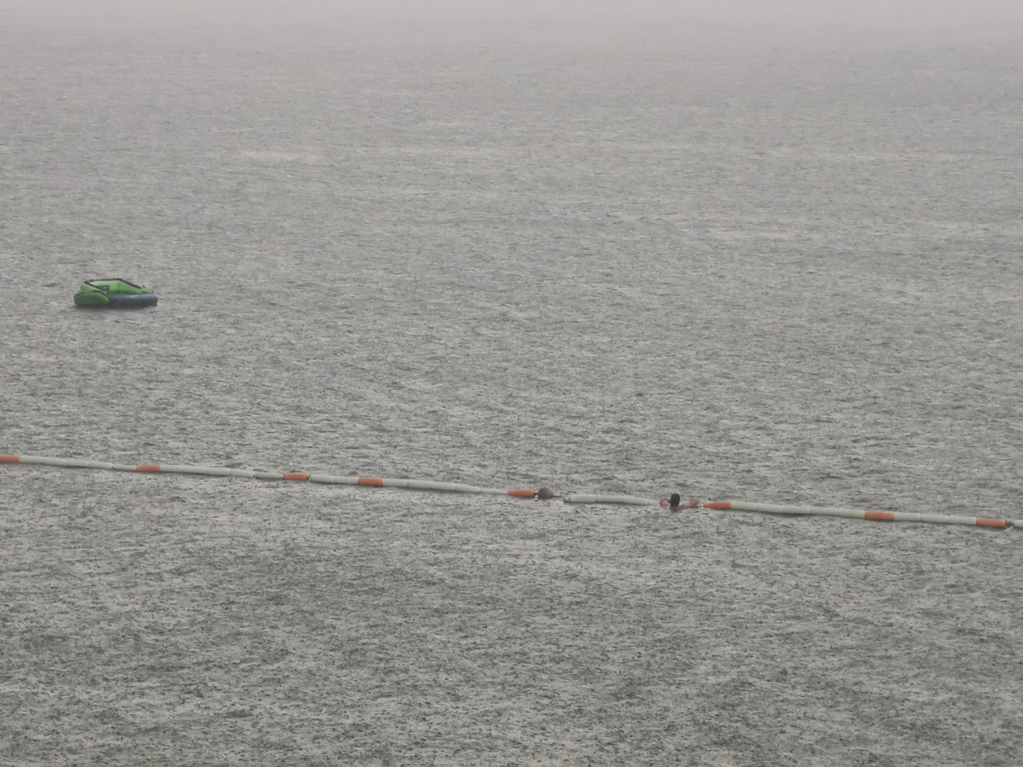 Jaka kiša protutnjala kroz Bajinu Baštu: Perućac pun kupača, a oni najotporniji kupaju se i po strahovitom pljusku (FOTO/VIDEO)