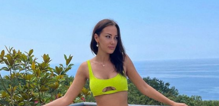 KUPAĆI JOJ SE POMERIO, SVI GLEDAJU U PRIJU Aleksandra na ivici bazena, a niko ne može da skine pogled s njene guze!