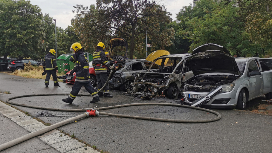 AUTOMOBILI U POTPUNOSTI IZGORELI Prve fotografije nakon požara na Novom Beogradu (FOTO)