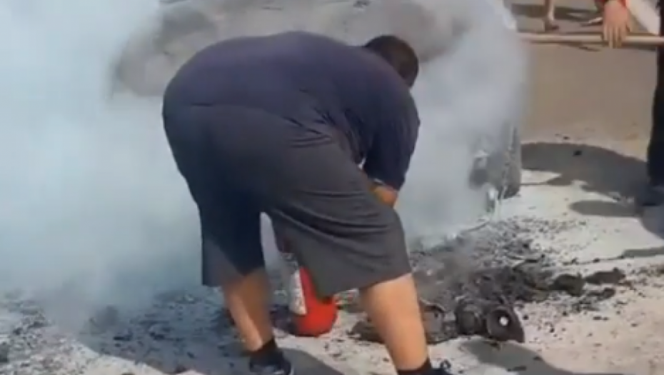 Zapalio se Alfa Romeo: Građani istrčali iz svojih vozila pa pritekli u pomoć (VIDEO)