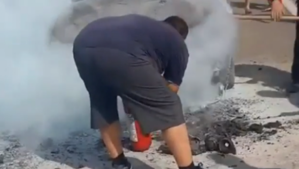 Zapalio se Alfa Romeo: Građani istrčali iz svojih vozila pa pritekli u pomoć (VIDEO)