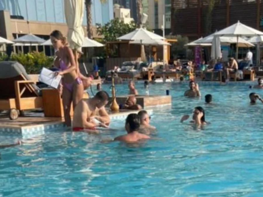 PAPARACO! ANA KORAĆ UHVAĆENA S NOVIM DEČKOM! Jak i istetoviran, a evo kako izgleda