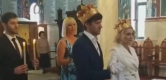VENČALI SE GOCA TRŽAN I RAŠA NOVAKOVIĆ Pevačica se u crkvi zaklela bubnjaru na večnu ljubav, iznenadićete se šta je obukla mlada! (VIDEO)