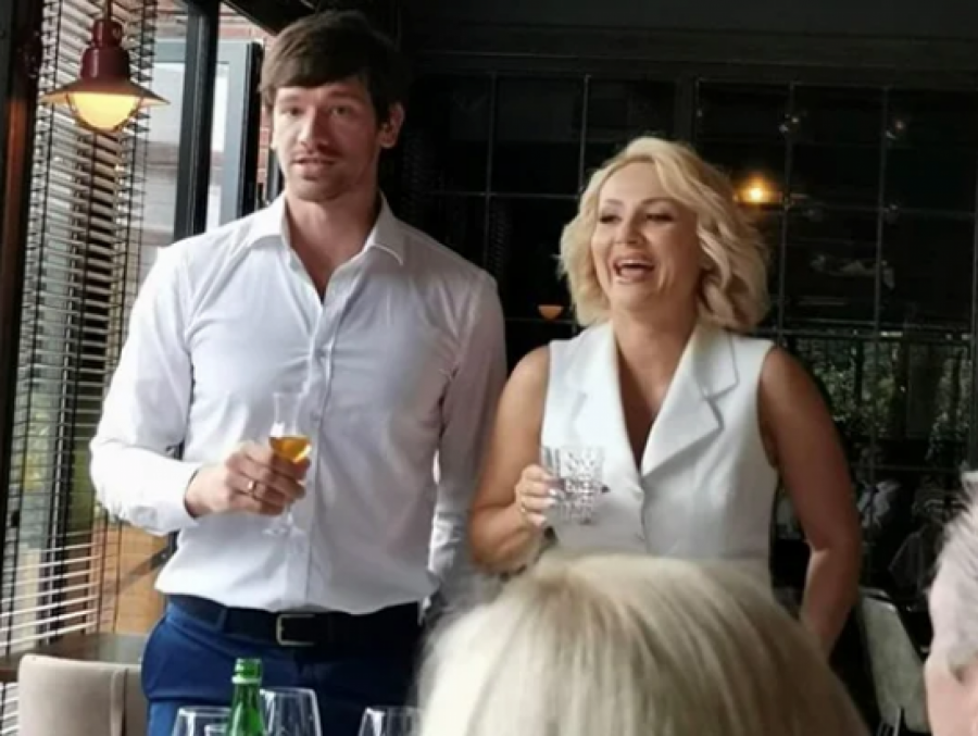 GOCA NAZDRAVLJA SA GOSTIMA Fotografija pevačice sa svadbenog ručka sve oduševila!