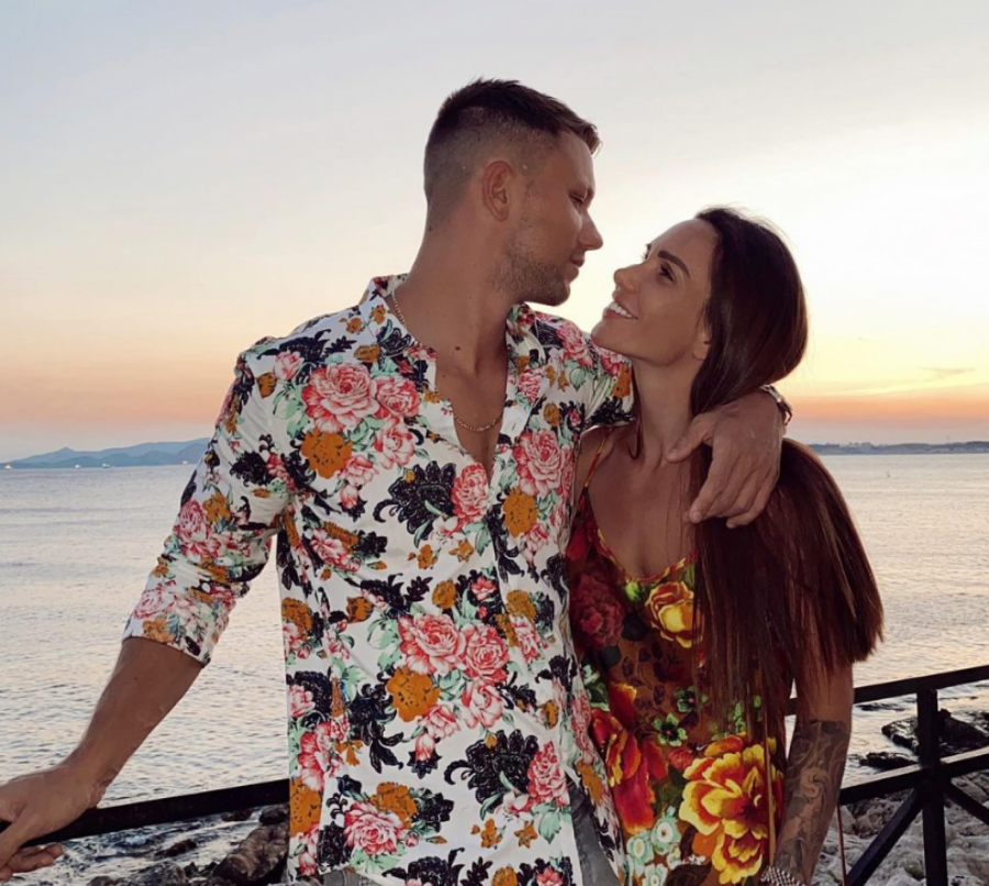 RELJA OBJAVIO NIKOLIJINU FOTOGRAFIJU, ONA GRUDI PREKRILA SAMO PEŠKIROM Presrećnog tatu vest o rođenju ćerke zatekla u Makedoniji!