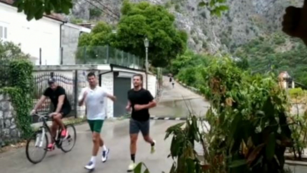 KIŠA PLJUŠTI, A NOVAK TRENIRA! Srbin još jednom pokazao koliko mu je stalo do zlata u Tokiju, samo najbolji nikad ne odustaju! (VIDEO)